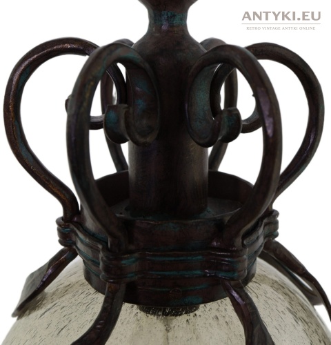 lampa wisząca z dekoracyjnymi spiralami