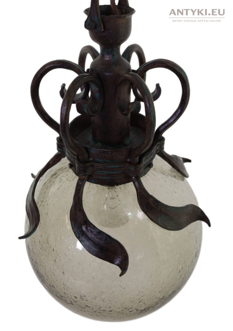 lampa z kutymi motywami liści
