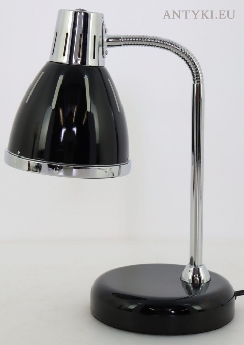 czarna lampa biurkowa Bauhaus z chromowanym ramieniem
