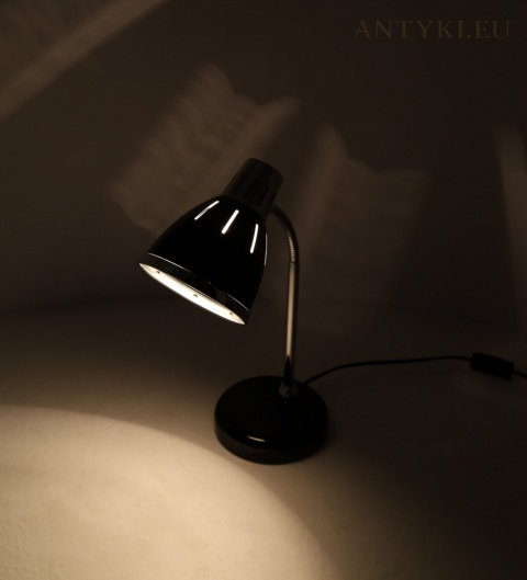 sprężynowa lampka biurkowa wykonana z metalu