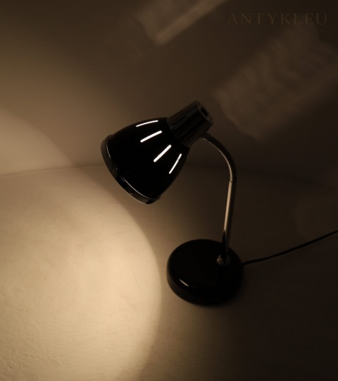czarna lampa na biurko z chromowanymi detalami