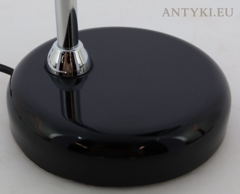 chromowany metalowy detal lampy Bauhaus