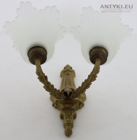 mosiężne lampy ścienne z ryflowanymi kloszami