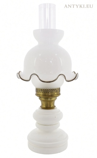 Nostalgiczna biała lampa stołowa vintage z mlecznym kloszem – styl lampy naftowej
