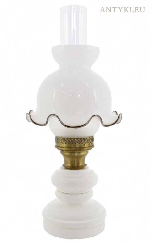 biała nostalgiczna lampa stołowa vintage z mlecznym kloszem