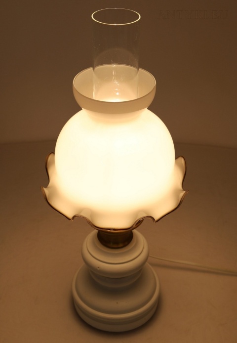 rustykalna lampa stołowa inspirowana dawną lampą naftową
