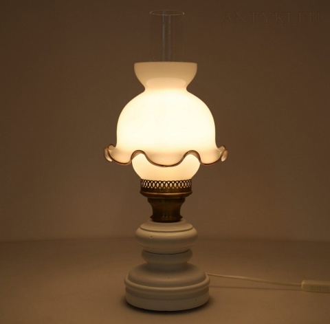 biała drewniana podstawa lampy stołowej vintage