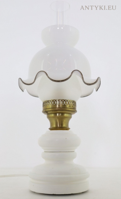 biała lampa retro z drewnianą podstawą i szklanym kloszem