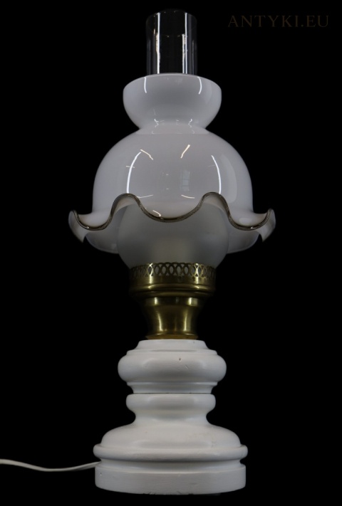lampa stołowa retro z dekoracyjnymi elementami mosiężnymi
