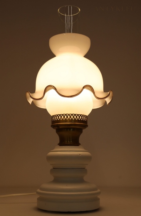 cottage core lampka biała na stolik