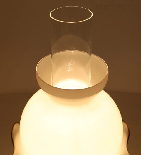 rustykalna lampa retro z rozświetlonym mlecznym szkłem