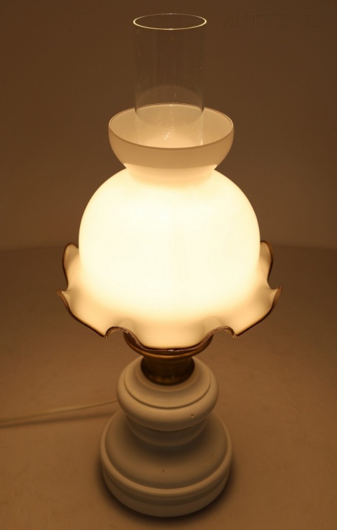 dekoracyjna biała lampka retro do sypialni lub salonu