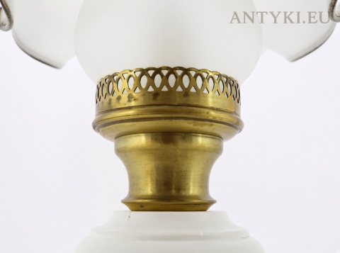 mleczny szklany klosz białej lampy stołowej z mosiężnym koszykiem