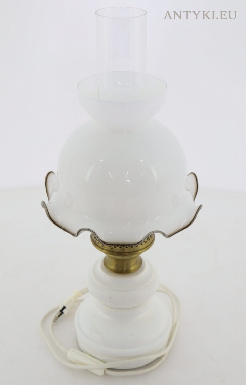 biała lampa vintage na stolik