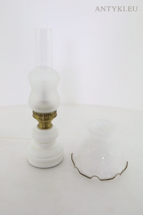 biała lampa stołowa vintage o wysokości 44 cm