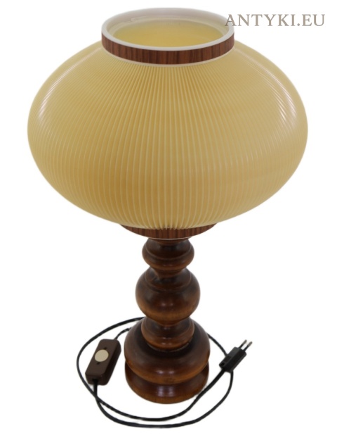 drewniana lampa nocna z żebrowanym abażurem