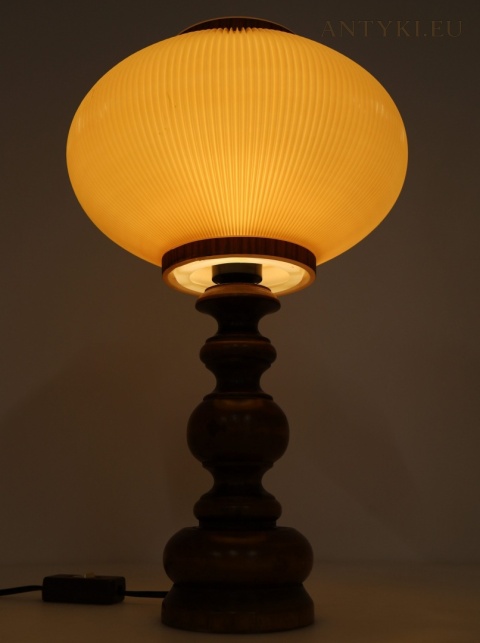 lampa vintage świecąca ciepłym bursztynowym światłem