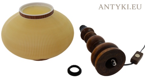 drewniana lampa retro z odkręconym abażurem