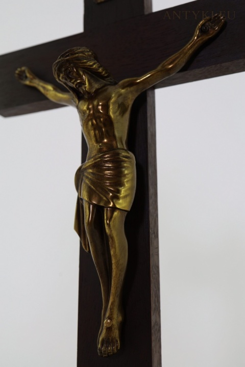 mosiężna figura Jezusa na drewnianym krzyżu