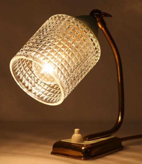 lampka na stolik mid-century z dekoracyjnym szklanym kloszem