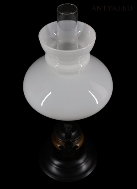 rustykalna lampka stołowa vintage z mlecznym kloszem