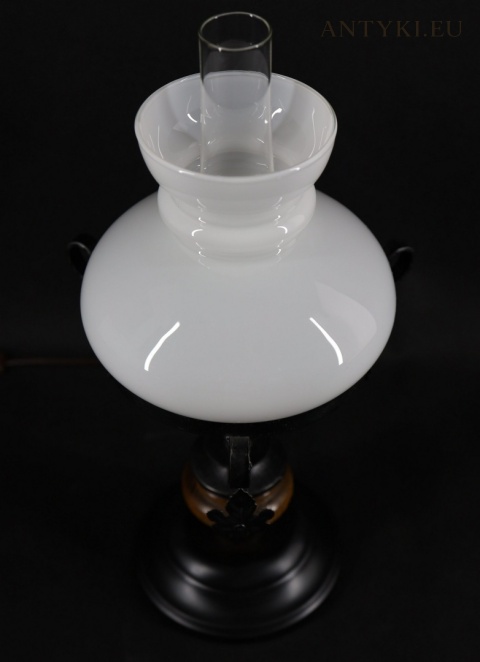 lampa stołowa retro z białym szklanym kloszemoś