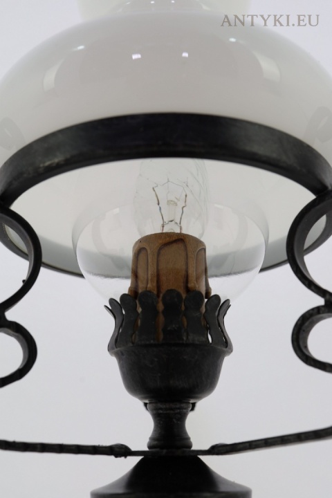 lampka w stylu naftowym z białym szklanym kloszem