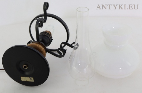lampka stołowa vintage z czarnym metalowym stelażem