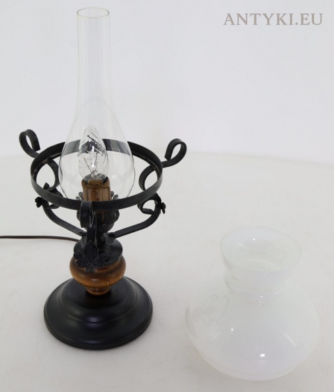 lampa stołowa vintage z ozdobnymi motywami roślinnymi