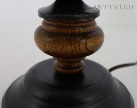 rustykalna lampka retro z drewnianym elementem podstawy