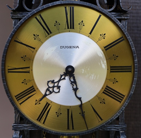 zegar Dugena z rzymską tarczą i napisem Carpe Diem