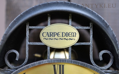 napis Carpe Diem na zegarze Dugena