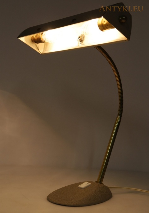 Lampa biurkowa vintage w klasycznym stylu