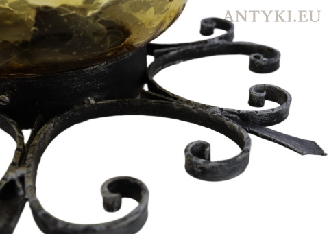 metalowa konstrukcja plafonu ze spiralnymi ornamentami