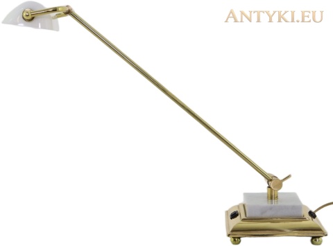 lampa bankierska z ramieniem mocno pochylonym nad blatem, widok z boku