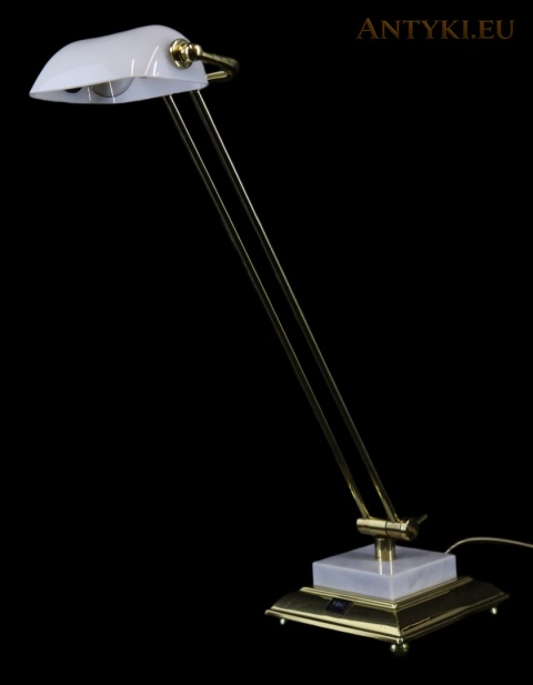 lampa biurkowa na podwójnym ramieniu z widocznym wnętrzem klosza