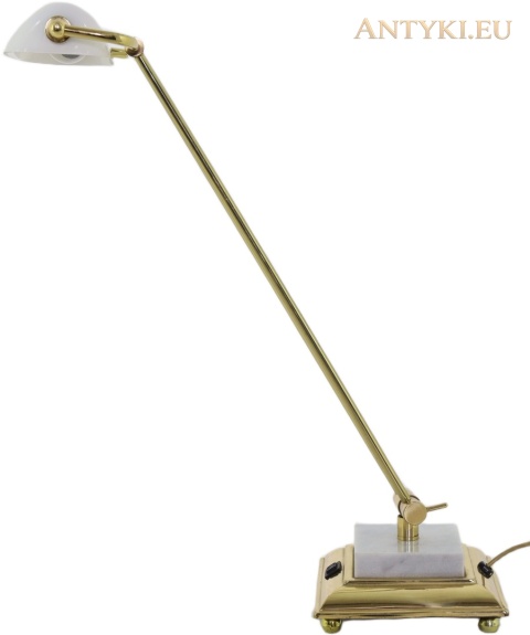 mosiężna lampa z długim regulowanym ramieniem, widok boczny na białym tle