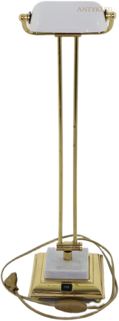 lampa bankierska ustawiona pionowo z przewodem i włącznikiem na kablu