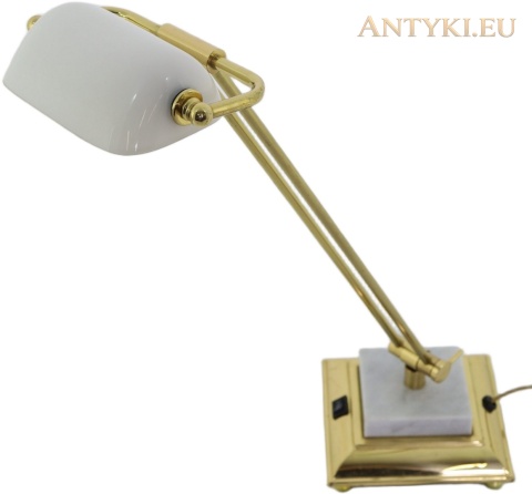 lampa Delta-Leuchten z góry, biały klosz i kwadratowa marmurowa podstawa