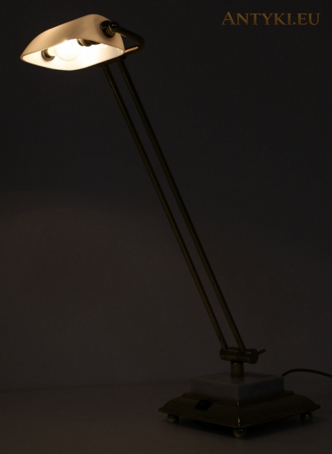 świecąca lampa biurkowa z pochylonym ramieniem, widok z boku