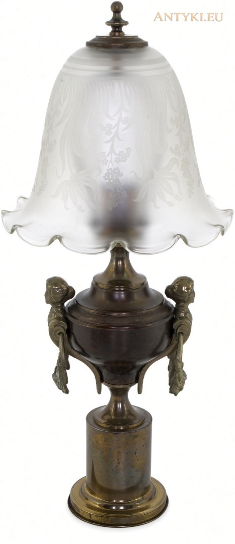 duża mosiężna lampa stołowa z kwiatowym kloszem na jasnym tle