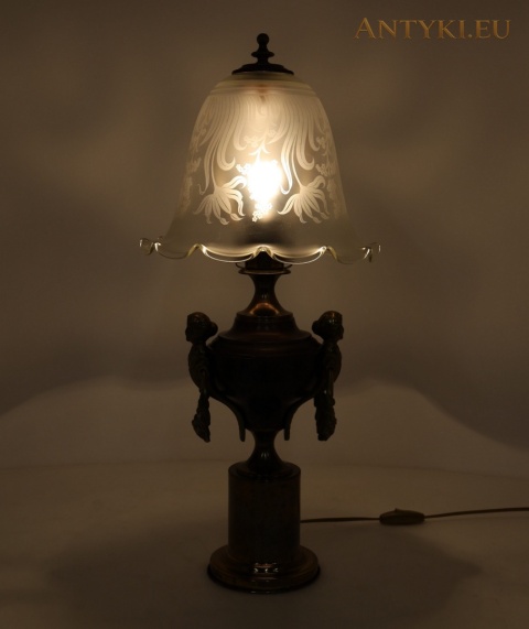zapalona lampa stołowa z podświetlonym ornamentem kwiatowym