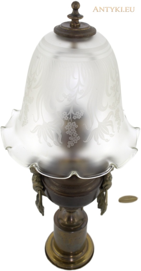 mosiężna lampa z kloszem w stylu secesyjnym widziana z góry