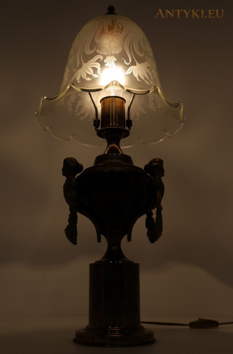 zapalona lampa z widocznym mocowaniem klosza od dołu