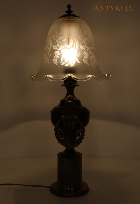 świecąca lampa widziana od strony ozdobnego uchwytu