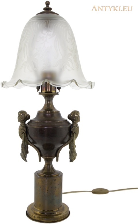 pełny widok lampy z dwiema figuralnymi aplikacjami