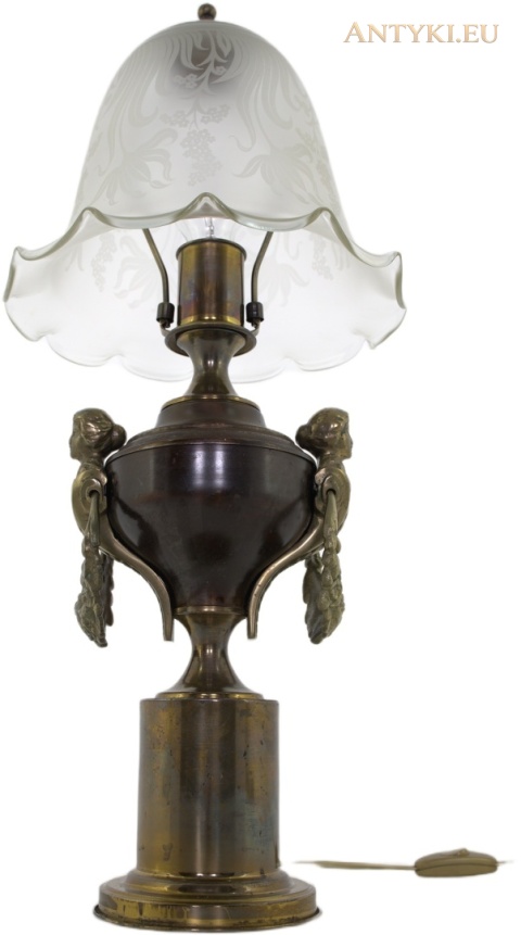 lampa stołowa oglądana od dołu z widoczną oprawką