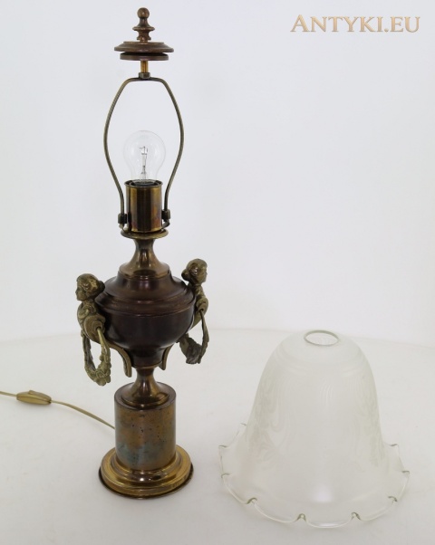 lampa ze zdjętym kloszem pokazująca oprawkę i stelaż mocujący