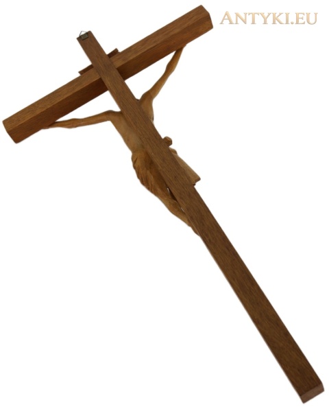 tył dużego drewnianego krzyża ściennego z metalową zawieszką