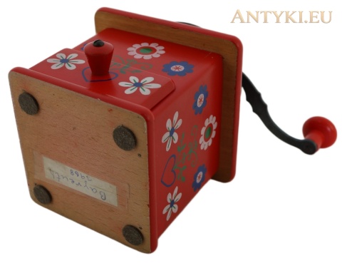 spód kolekcjonerskiego młynka z odręczną etykietą i filcowymi podkładkami